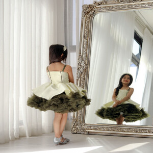 فستان فتاة الزهور للأطفال الصغار باللون الأخضر الزيتوني بحزام سباغيتي لحفلات الزفاف بطول الركبة وحفلات أعياد الميلاد وحفلات أعياد الميلاد