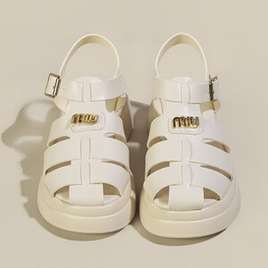 صنادل نسائية صيفية جديدة لعام 2025 صنادل خارجية بتصميم على الطراز البريطاني صنادل روما الرجعية أحذية نسائية مجوفة Zapatillas Mujer