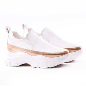 سنيكر ابيض للنساء