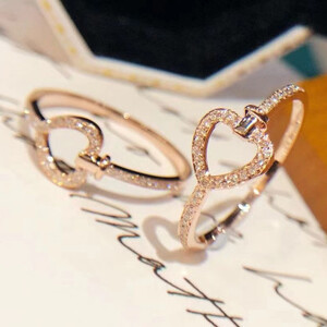 الحرفية المستقلة مطعمة الكريستال على شكل قلب خاتم مع حلية أنيقة ورائعة العلامة التجارية مجوهرات للنساء